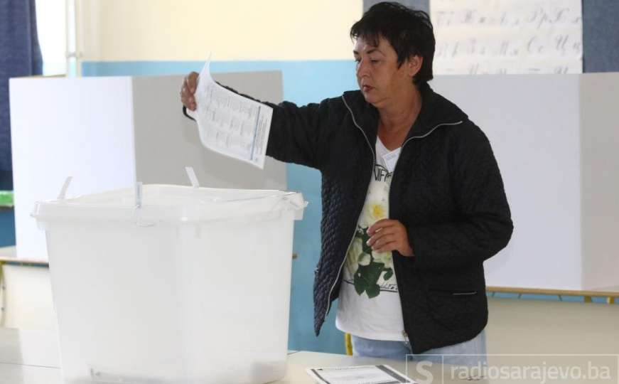 Mladić nogom udario glasačku kutiju i kazao da mu je Dodik to naredio